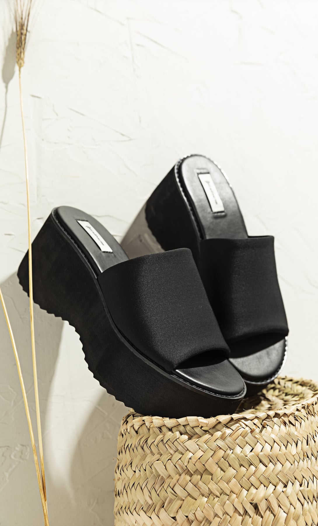 Las cu&ntilde;as de neopreno de Stradivarius el zapato m&aacute;s resistente del verano, lo odiar&aacute;s o amar&aacute;s