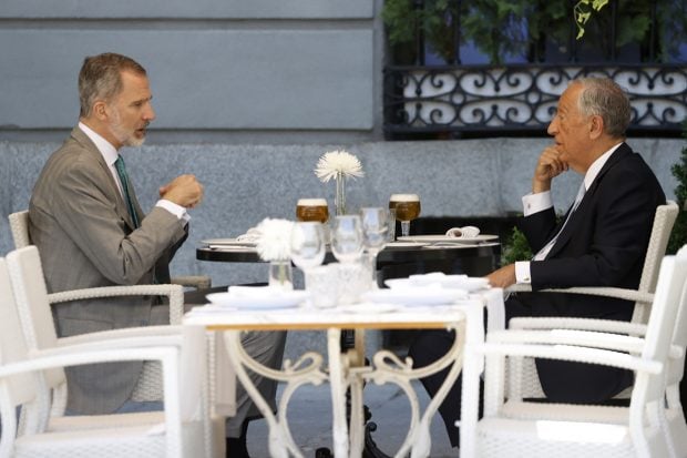 El rey Felipe VI y Marcelo Rebelo almorzando juntos en un restaurante del centro de Madrid./Gtres