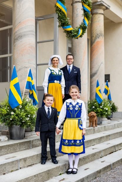 Victoria y Daniel de Suecia junto a sus hijos, el pr&iacute;ncipe Oscar y la princesa Estelle han posado junto a su mascota en el D&iacute;a Nacional de Suecia./Gtres