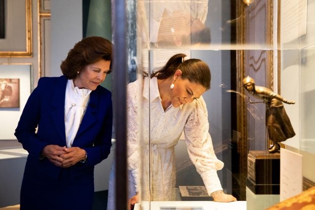 La reine Silvia junto a la princesa Victoria de Suecia visitando la exhibici&oacute;n de la princesa Margarita./Gtres