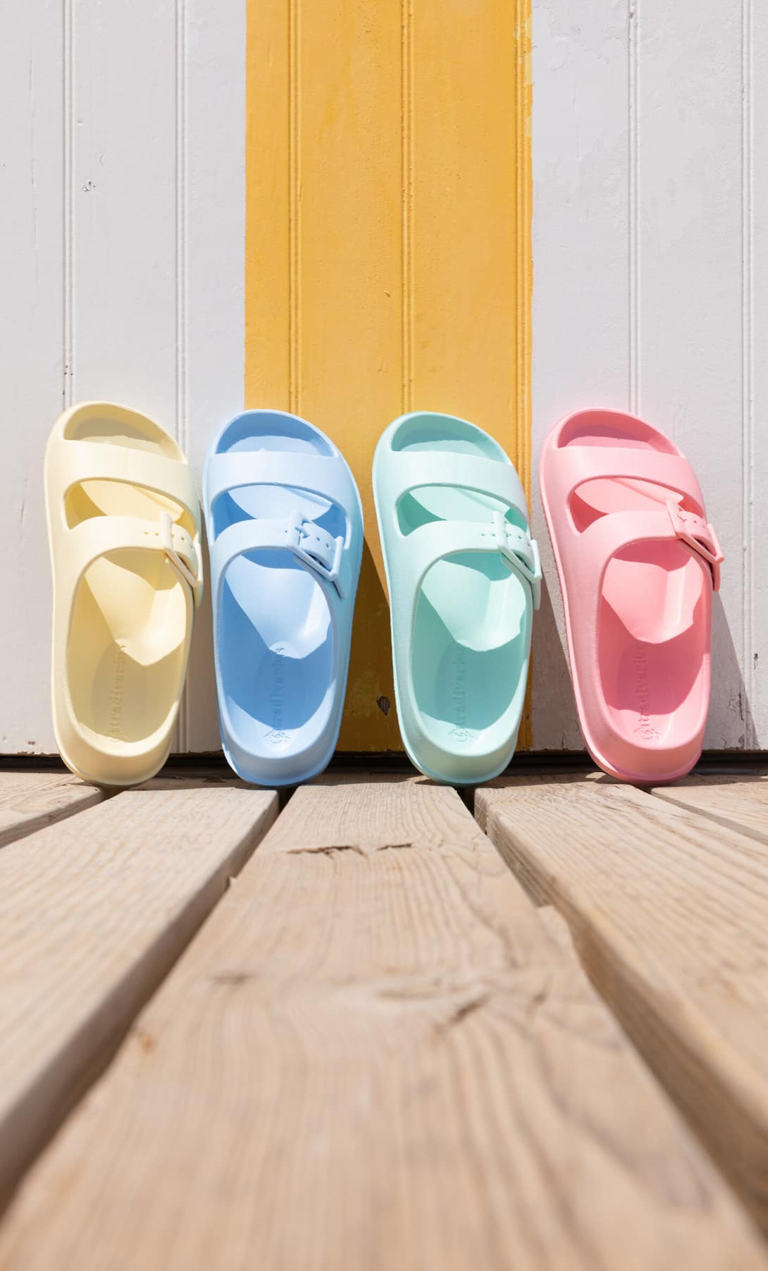 Stradivarius, Bershka, Lefties y Zara se rinden ante el calzado del verano: Las chanclas de goma