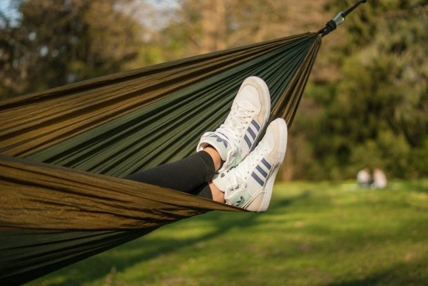 &iexcl;Fan&aacute;ticas de las sneakers!: estas son las combinaciones para la temporada estival 