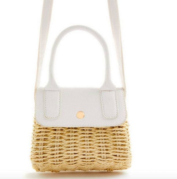 Bolso de mimbre con remate blanco y asa larga de Primark. Su precio es de 10 euros./Primak