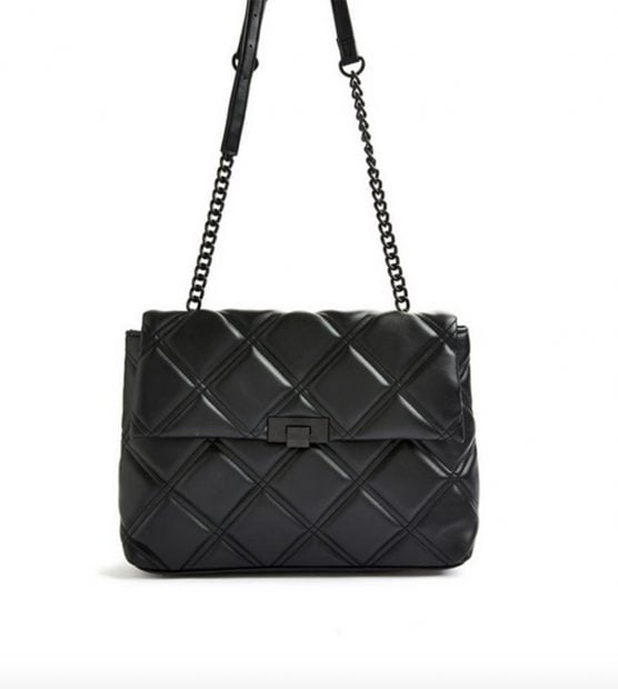 Bolso acolchado en color negro con broche frontal y cadena mixta de Primark que se puede adquirir por 14 euros./Primark