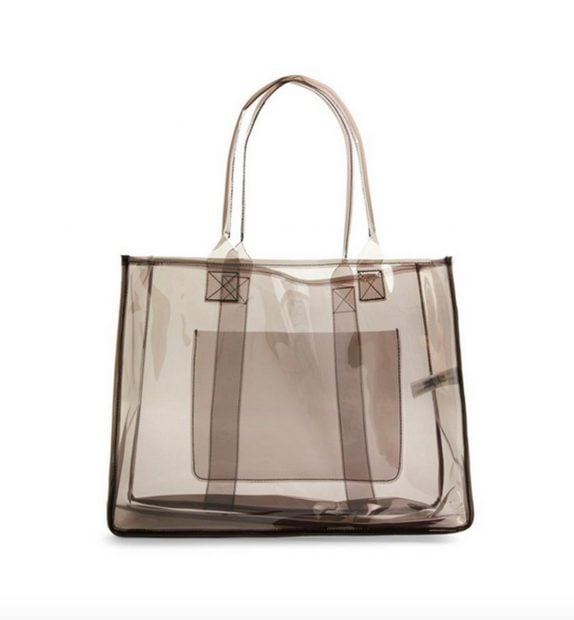 Bolso de vinilo estilo 'shopper' de Primar que tiene un precio de 6 euros./Primark