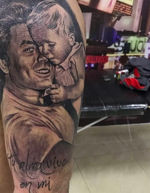 Kiko Rivera se ha realizado un tatuaje en el brazo en el que aparece &eacute;l de beb&eacute; junto a su padre./Instagram @riverakiko