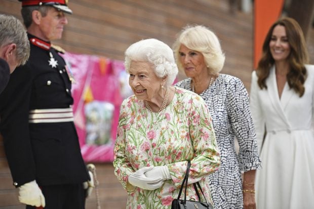 La reina Isabel II se ha mostrado muy risu&ntilde;a durante el evento./Gtres