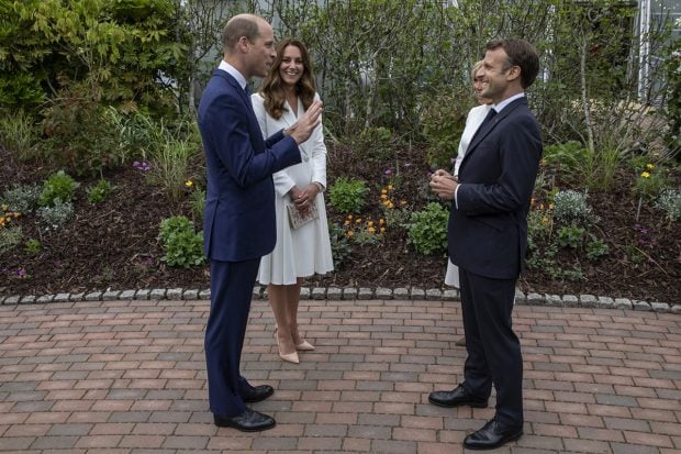 El pr&iacute;ncipe Guillermo y Kate Middleton han entablado una conversaci&oacute;n con el presidente de Francia, Emmanuel Macron./Gtres