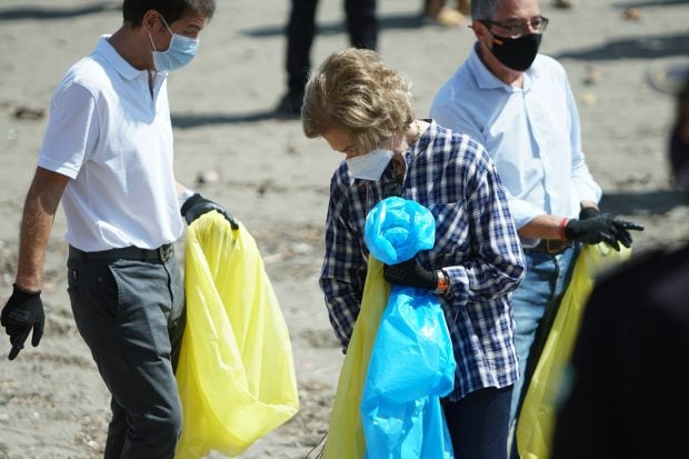 La reina Isabel participando en 2020 en una campa&ntilde;a para favorecer el medioambiente mediante la recogida de basuras./Gtres