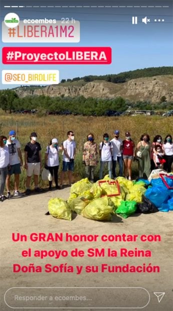 La Reina se ha unido a un grupo de voluntarios para combatir los da&ntilde;os contra el medioambiente./Instagram@ecoembes