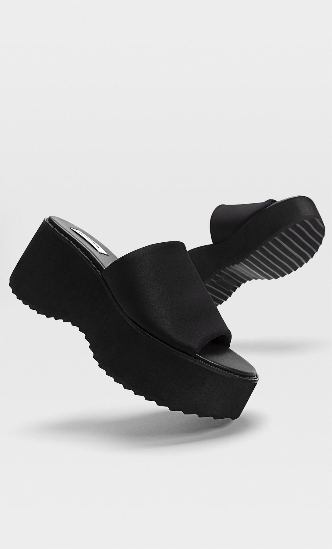 Las expertas de moda lo tienen claro, las chanclas con plataforma de Stradivarius son las nuevas alpargatas
