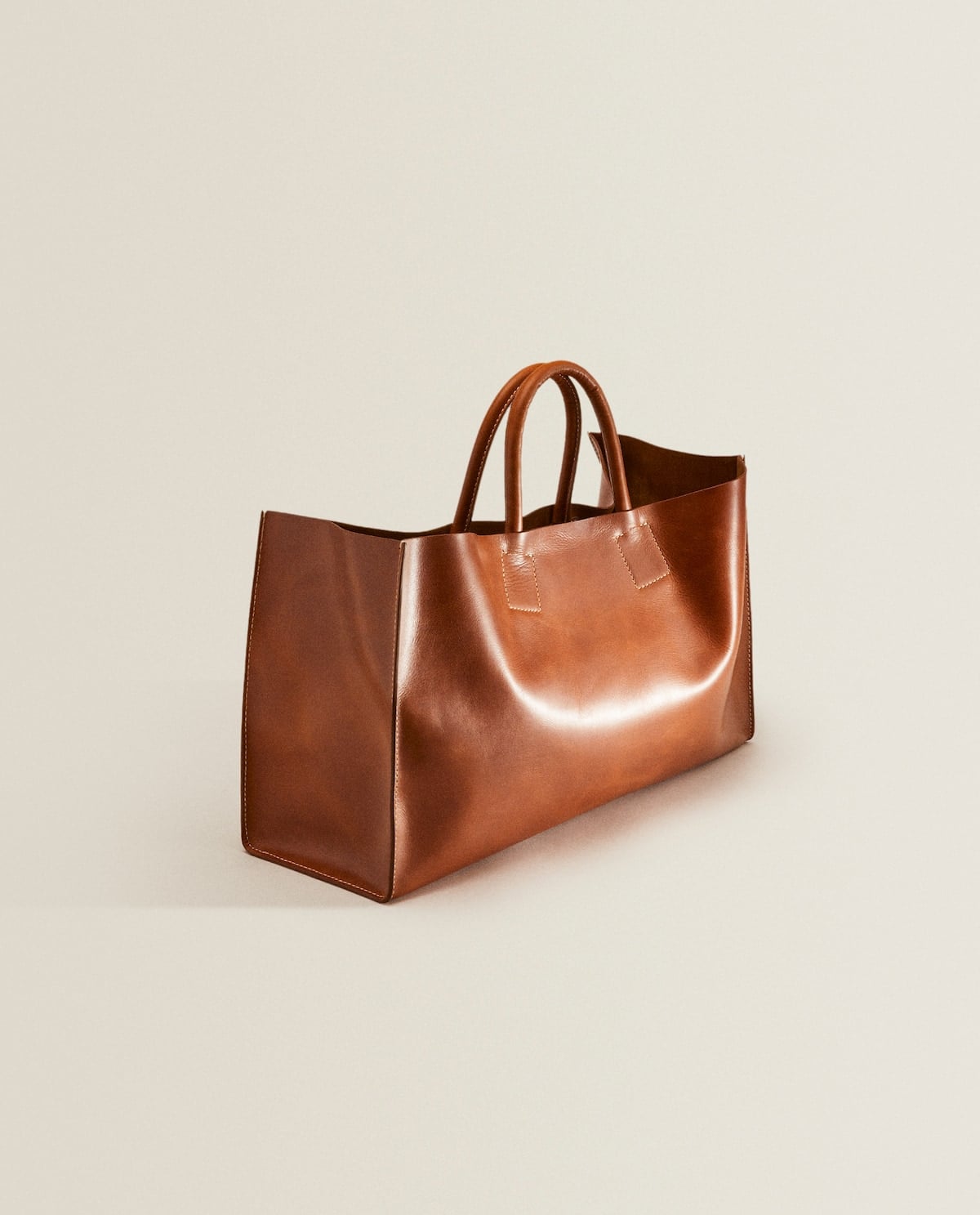 El tacto y el diseño minimalista de este bolso de piel de Zara Home son indescriptibles
