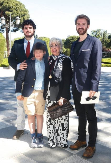 Concha Velasco, sus hijos Manuel y Paco y su nieto