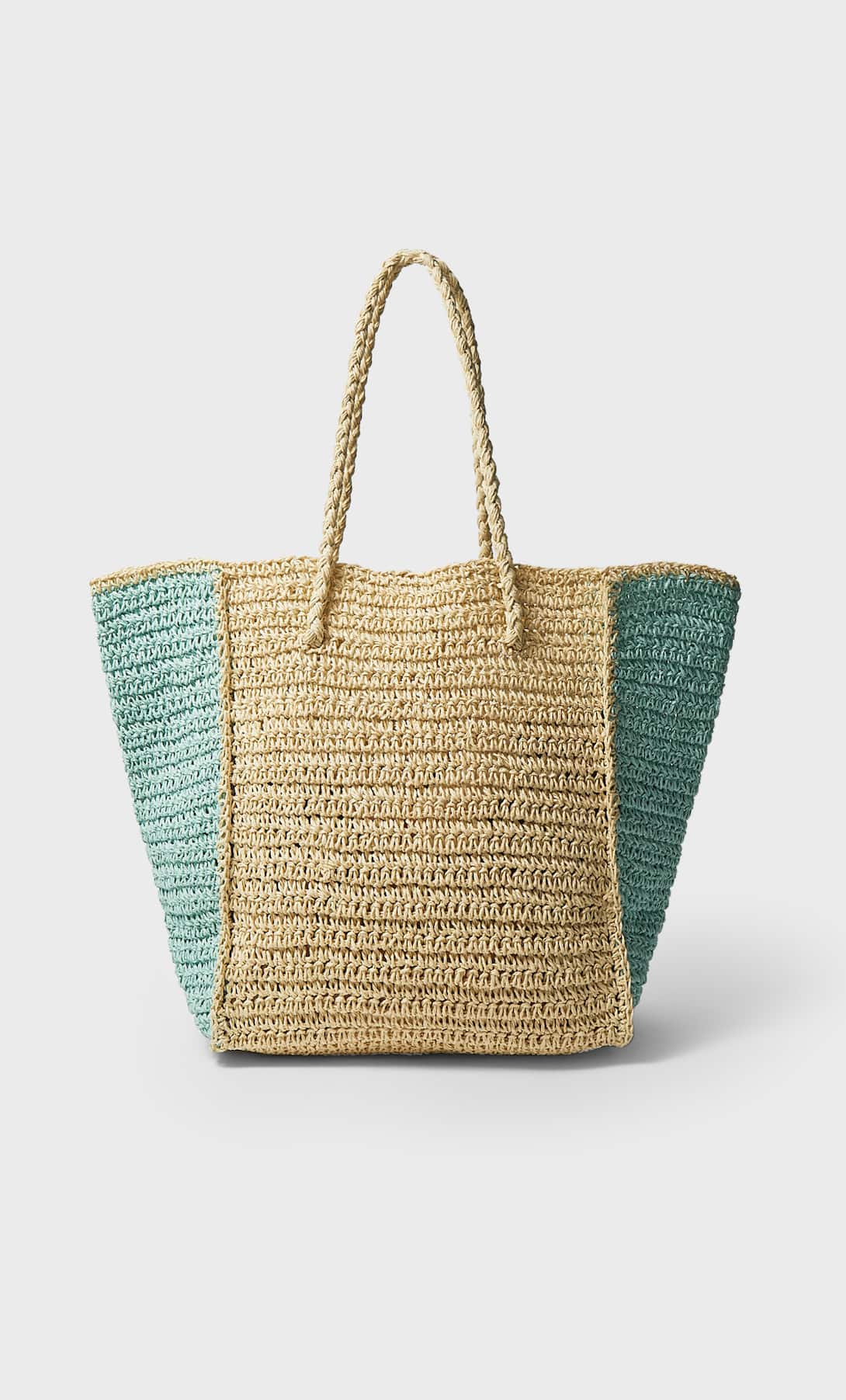 El nuevo bolso trenzado shopper de Stradivarius es el m&aacute;s veraniego de su colecci&oacute;n