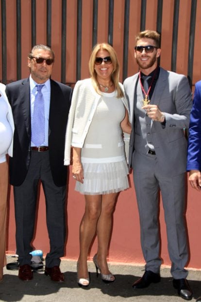 Sergio Ramos junto a sus padres, Jos&eacute; Mar&iacute;a Ramos y Paqui Garc&iacute;a en una imagen de archivo./Gtres