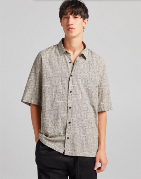Camisa estilo retro de Bershka./Bershka