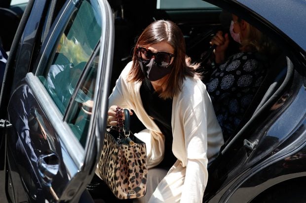 Alba Santana en su llegada al cementerio de la Almudena, Madrid./Gtres