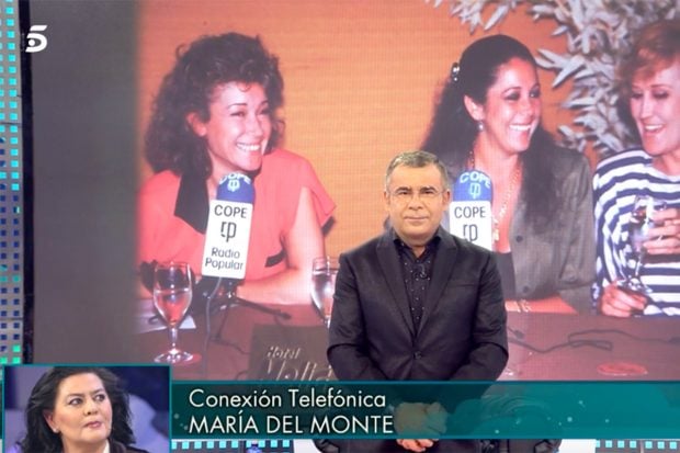 Jorge Javier V&aacute;zquez hablando por tel&eacute;fono con Mar&iacute;a del Monte en 'Viernes Deluxe'./Telecinco
