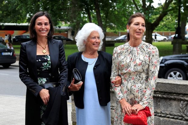 In&eacute;s Sastre junto a dos invitadas en la boda de Carlota P&eacute;rez-Pla y Pedro Bravo./Gtres