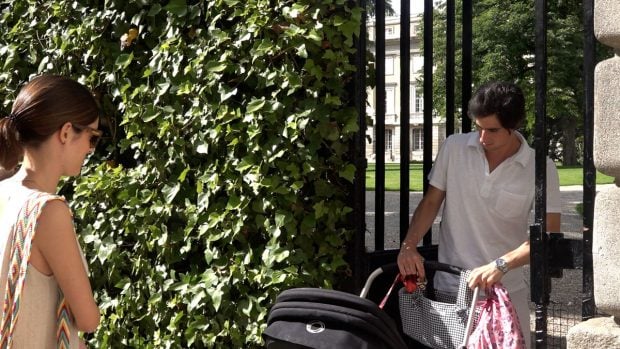 Sof&iacute;a Palazuelo y Fernando Fitz-James pasean a su hija en un agradable d&iacute;a en Madrid / Gtres