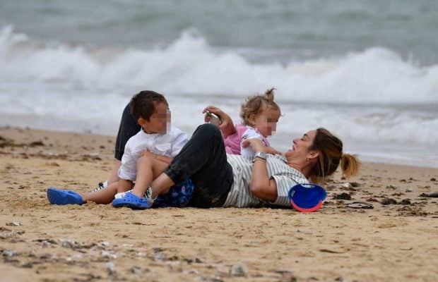 To&ntilde;i Moreno, jugando con su hija y sobrino en la playa / Gtres