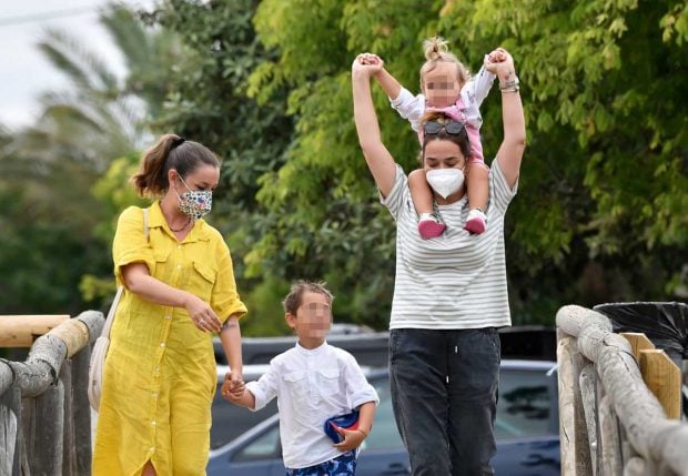 To&ntilde;i Moreno, con su hija, hermana y sobrino, en C&aacute;diz / Gtres