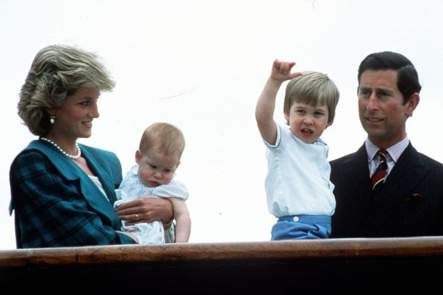 La princesa Diana y el pr&iacute;ncipe Carlos junto a sus hijos, el pr&iacute;ncipe Guillermo y el pr&iacute;ncipe Harry./Gtres