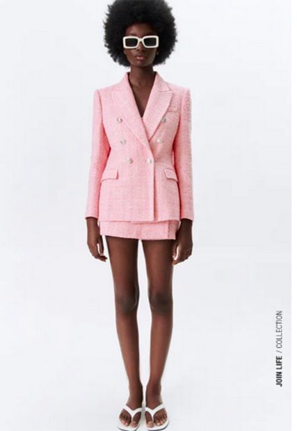 Traje dos piezas rosa de Zara de rebajas./Zara