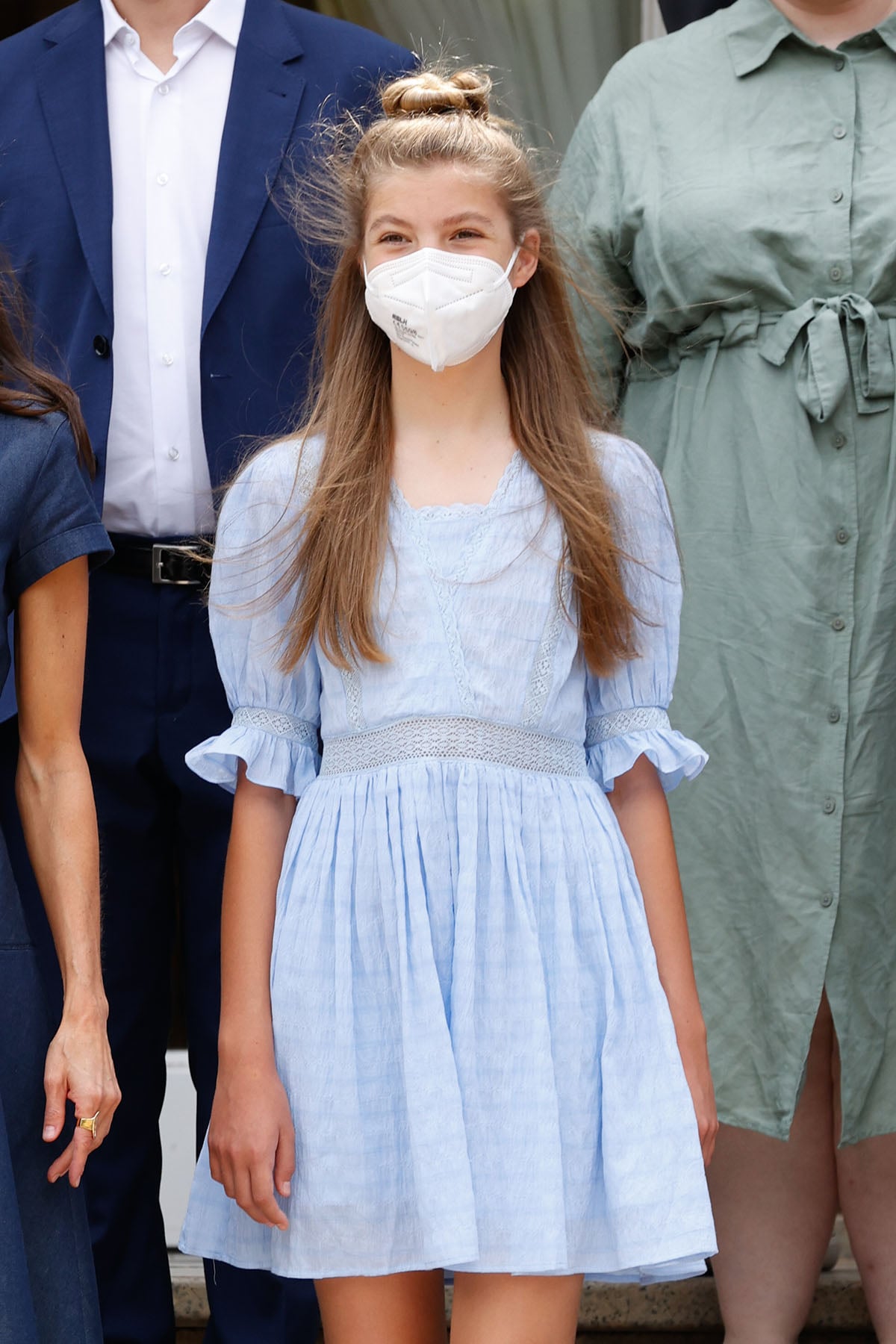 La infanta Sof&iacute;a convierte en viral este vestido azul de las rebajas de Springfield 