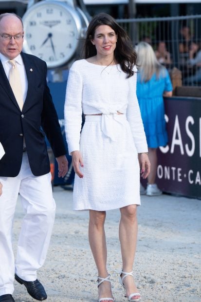 Para la ocasi&oacute;n, Carlota Casiraghi se ha decantado por un conjunto dos piezas en color blanco./Gtres