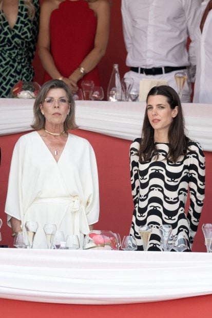 Madre e hija han apostado por el blanco y el negro para la especial cita./Gtres