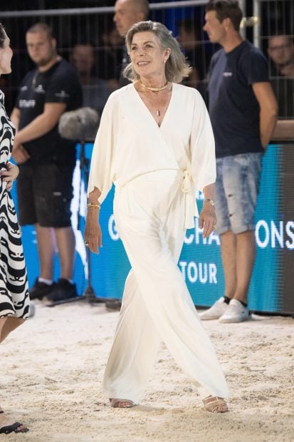 Carolina de M&oacute;naco, radiante ha apostado por un un dos piezas formado por una blusa de escote en pico y un pantal&oacute;n 'palazzo' en color blanco./Gtres