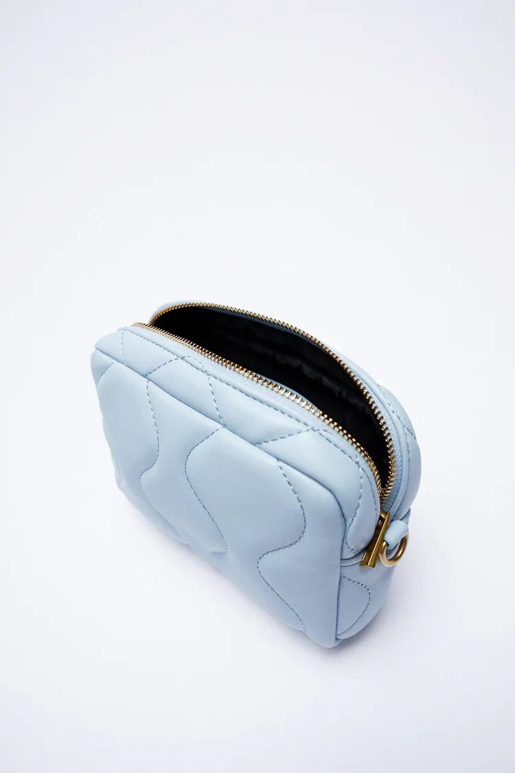 El Chanel Coco Splash de 3.000 euros es uno de los bolsos que m&aacute;s se vende en verano, una pieza de PVC de firma que Zara ha copiado a la perfecci&oacute;n.