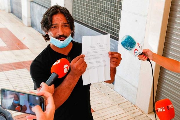 Jos&eacute; El Franc&eacute;s ense&ntilde;a a la prensa un documento / Gtres
