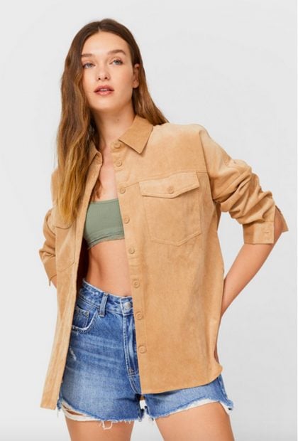 Camisa marr&oacute;n de Stradivarius. Prenda vers&aacute;til que combina a la perfecci&oacute;n con cualquier pieza,/Stradivarius