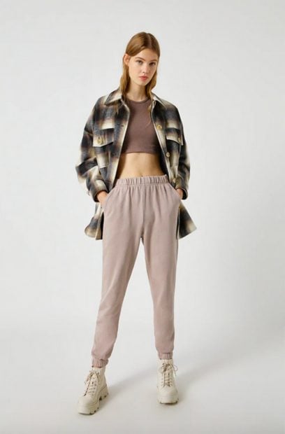 Jogger de Pull & Bear en un tono marr&oacute;n envejecido de estilo oversize./Pull & Bear