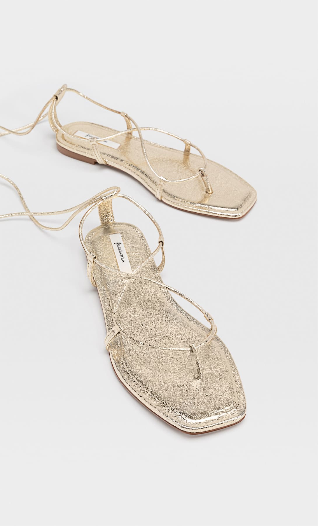 Las sandalias planas doradas de Paula Echevarr&iacute;a son las m&aacute;s baratas y bonitas de Stradivarius 