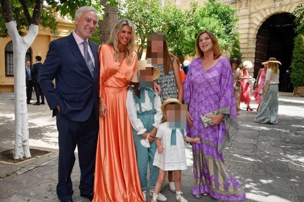 Los duques de Terranova, t&iacute;o de la novia han sido de los primeros invitados en llegar./Gtres