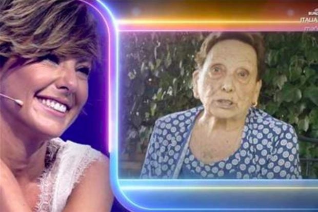 Sonsoles &Oacute;nega, muy emocionada en 'Volverte a ver' al recibir un tierno mensaje de su abuela materna, Soledad./Telecinco 