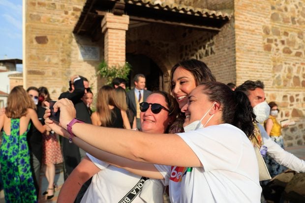 Tamara Falc&oacute; haci&eacute;ndose una foto con unas fans./Gtres