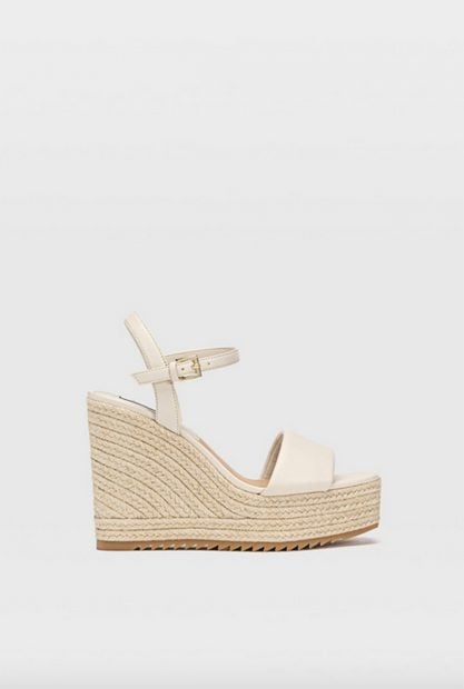 Sandalias de esparto de Stradivarius./Stradivarius