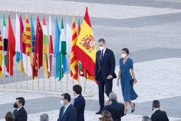 Don Felipe y do&ntilde;a Letizia, llegando al Patio de Armas del Palacio Real para el acto homenaje a las v&iacute;ctimas de la pandemia / Gtres