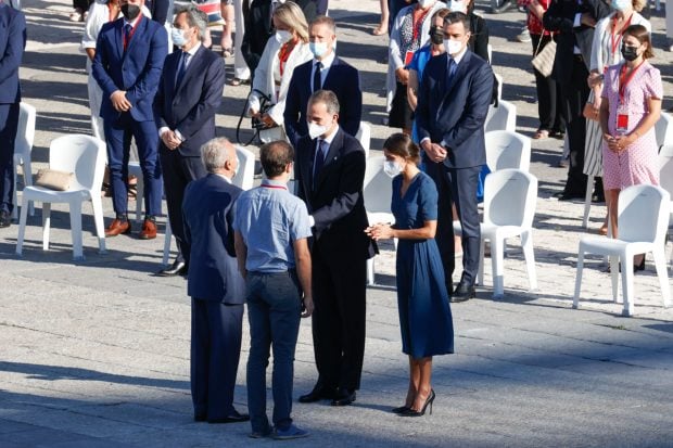 Los Reyes de Espa&ntilde;a, durante el homenaje / Gtres