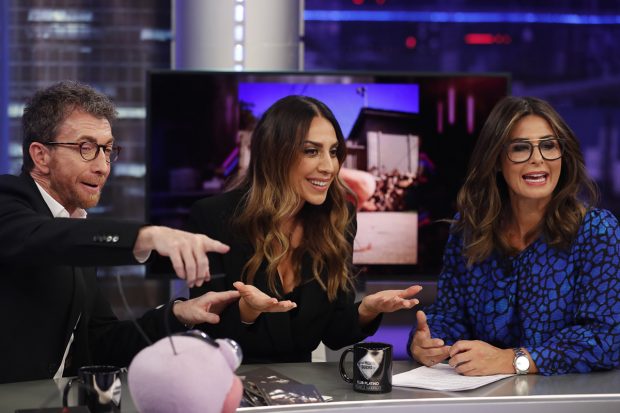 Pablo Motos, M&oacute;nica Naranjo y Nuria Roca en 'El Hormiguero'./Gtres