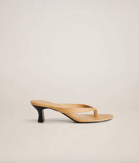 Sandalia en tono nude de Mango Outlet que tiene un precio de 13.99 euros./Mango Outlet