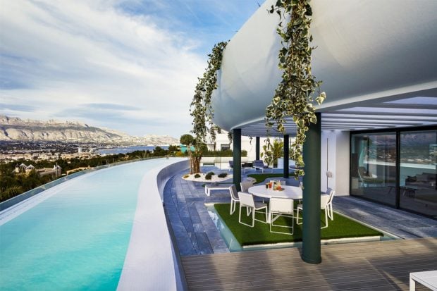 Piscina exterior con terraza de Sha Wellness./Sha Wellness