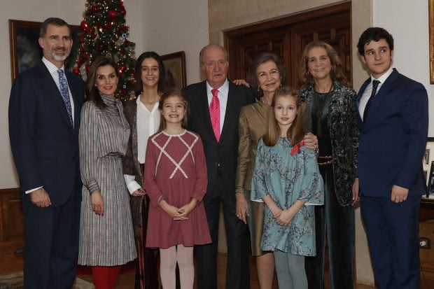 Felipe VI, la reina Letizia, la princesa Leonor, la infanta Sof&iacute;a, don Juan Carlos, do&ntilde;a Sof&iacute;a, la infanta Elena, Victoria Federica y Froil&aacute;n en una imagen de archivo./Gtres