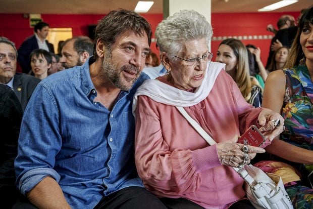 Pilar Bardem junto a su hijo./Gtres
