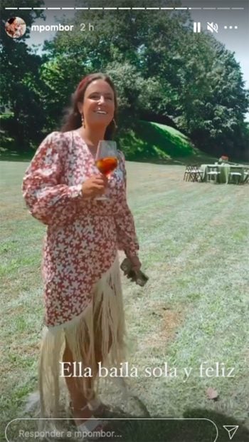 Marta Pombo ha lucidoun vestido asim&eacute;trico con estampado Floral. En la fotograf&iacute;a disfruta de un refresco una vez terminada la ceremonia religiosa./Instagram @mpombor