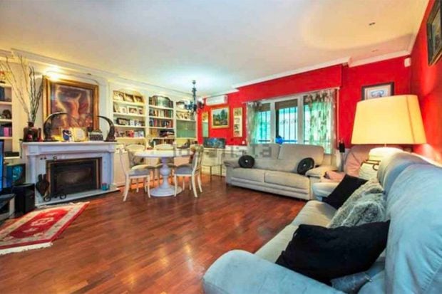 Sal&oacute;n de la casa que cuenta con un amplio espacio./Idealista